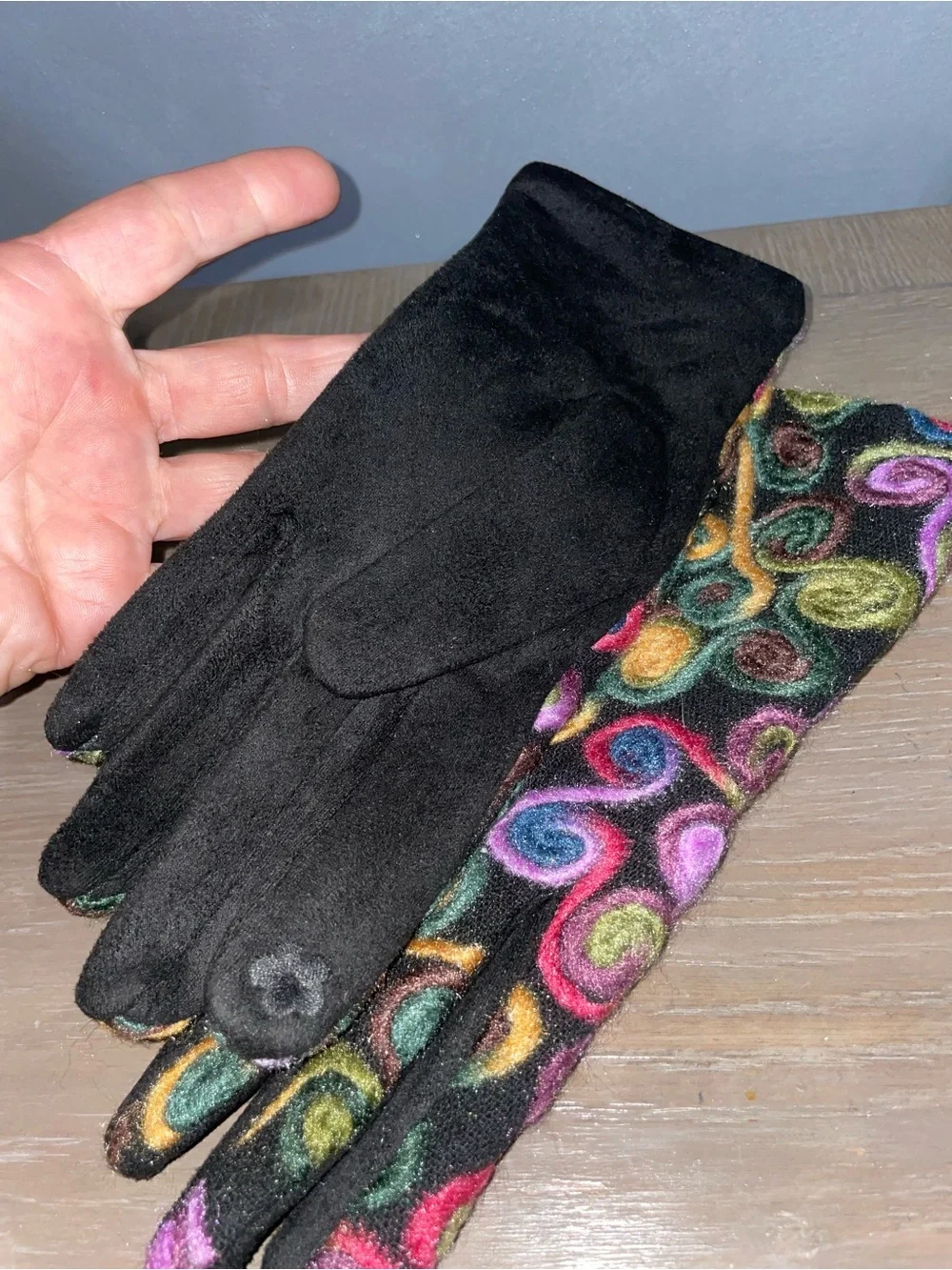 NWOT Colorful Swirl Pattern felted Women's Fashion Gloves - Black Multicolor